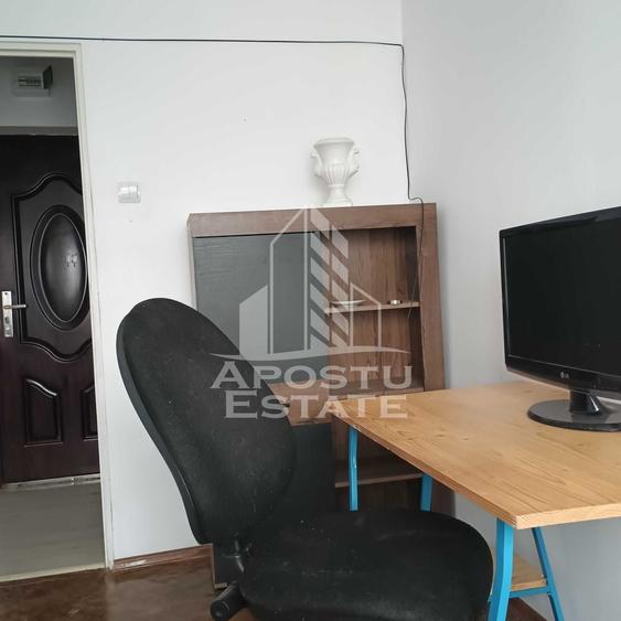 Apartament cu 3 camere semidecomandat, mobilat în Torontalului