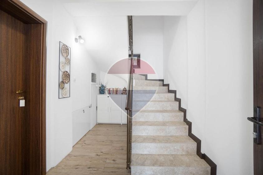 Casă individuală cu 10 camere cu Teren 947 Mp în Valea Alba