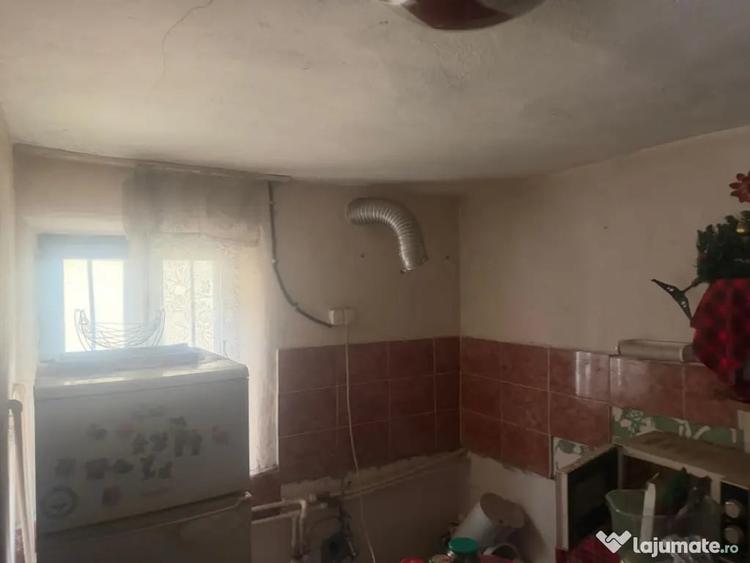 Casă cu 2 camere cu Teren 1000 Mp în Central