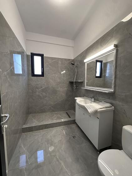 Apartament cu 2 camere decomandat în Lazu