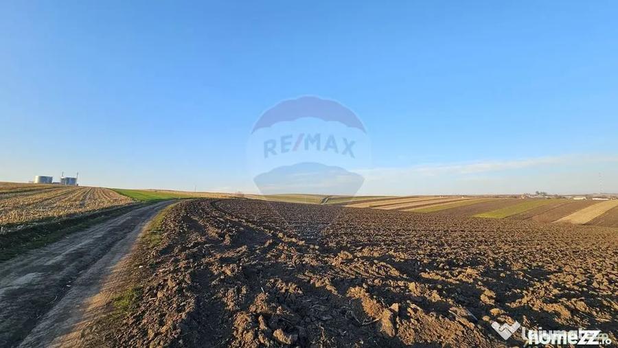 Teren de 30077 mp, în Stroiești