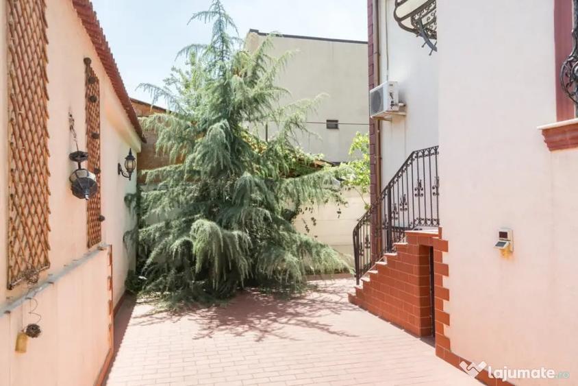 Casă cu 7 camere cu Teren 280 Mp în 1 Mai