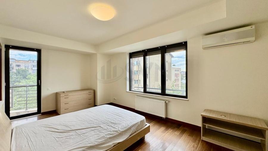 Apartament cu 4 camere semidecomandat, mobilat în Ștefan cel Mare