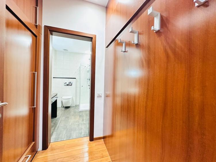 Apartament cu 3 camere decomandat, mobilat în P-ța Victoriei