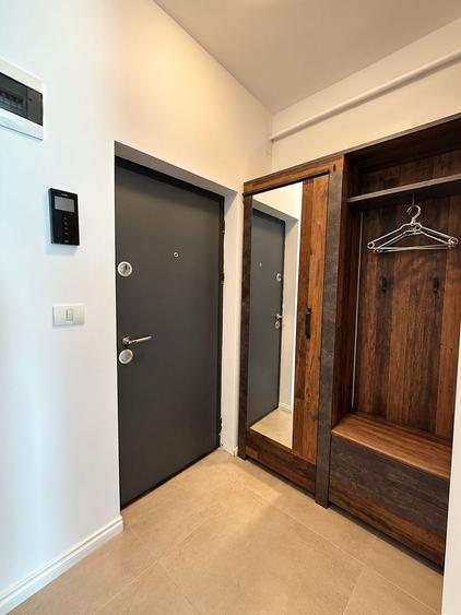 Apartament cu 3 camere semidecomandat, mobilat în Dumbrăvița