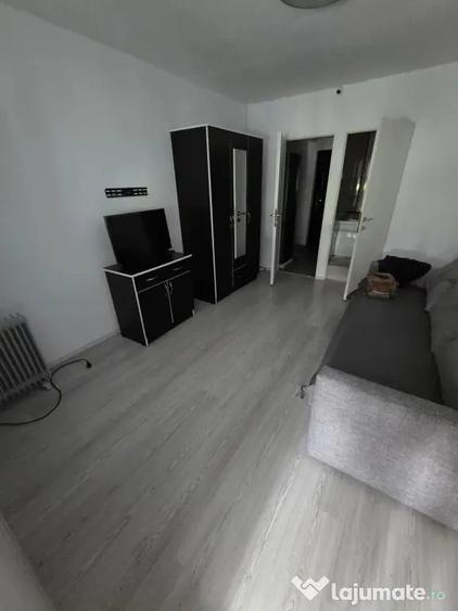 Garsonieră decomandată în Apărătorii Patriei