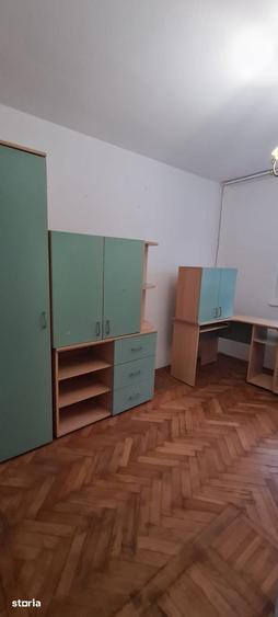 Apartament cu 3 camere semidecomandat în Giulești