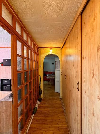 Apartament cu 3 camere semidecomandat în Gojdu