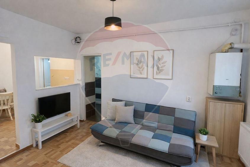 Apartament cu 4 camere semidecomandat, mobilat în Central