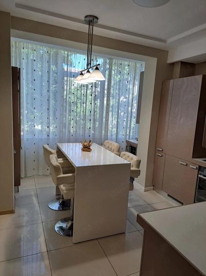 Apartament cu 4 camere decomandat în Cetate
