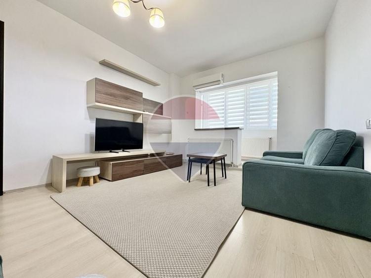 Apartament cu 4 camere semidecomandat, mobilat în Craiter