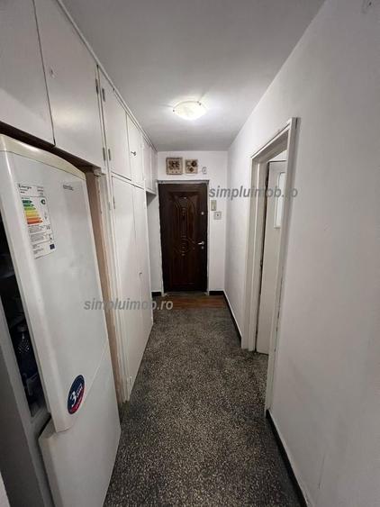 Apartament cu 3 camere semidecomandat în Berceni