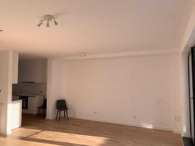 Casă cu 5 camere cu Garaj în Central