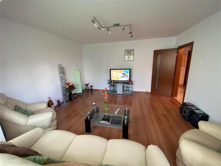 Apartament cu 3 camere decomandat în Aradului