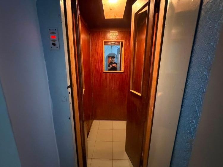 Apartament cu 4 camere semidecomandat în Universitate