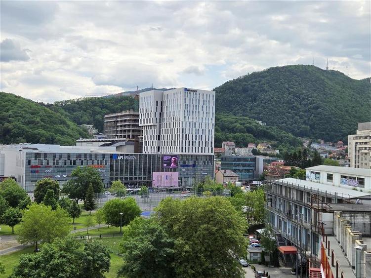 Apartament cu 4 camere decomandat în Centrul Civic