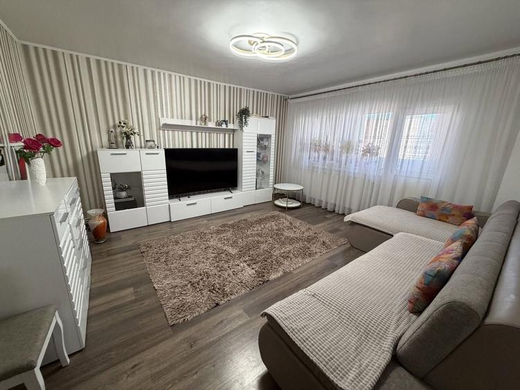 Apartament cu 3 camere decomandat, mobilat în Buzaului