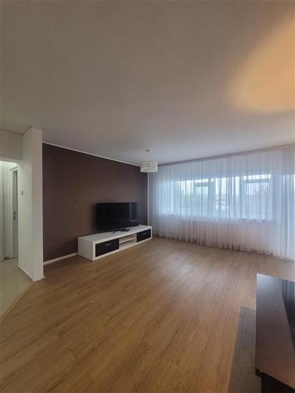 Apartament cu 3 camere decomandat, mobilat în Faleza Nord