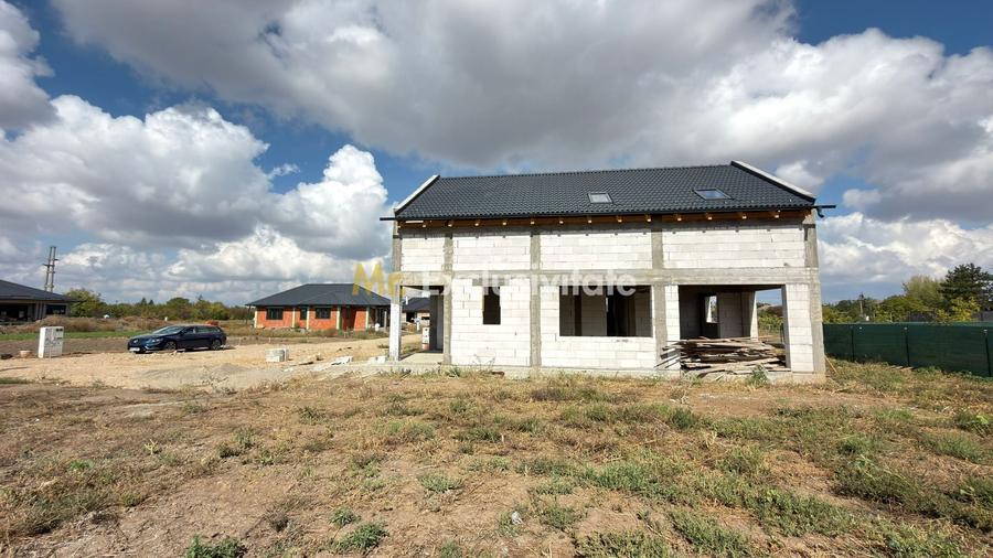 Casă individuală cu 5 camere cu Canalizare în Nord-Vest