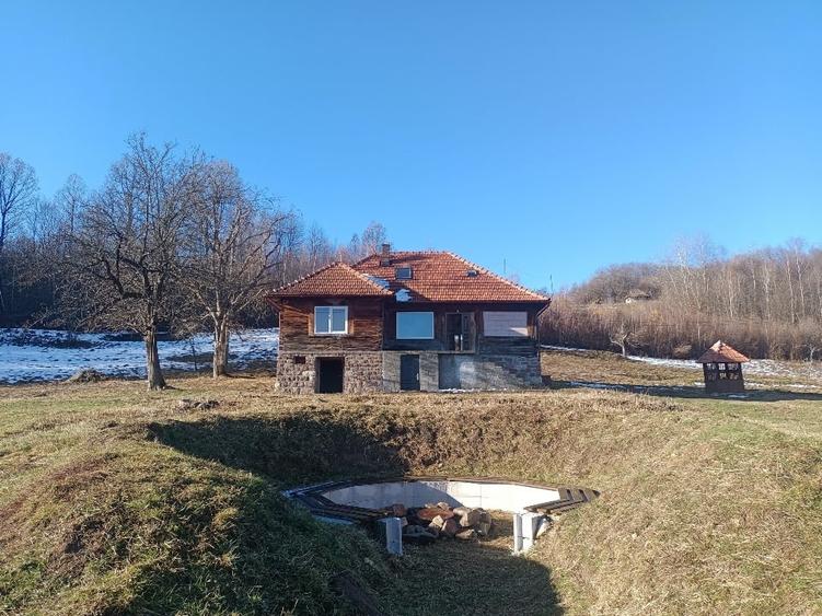 Casă individuală cu 5 camere cu Canalizare în Negreni