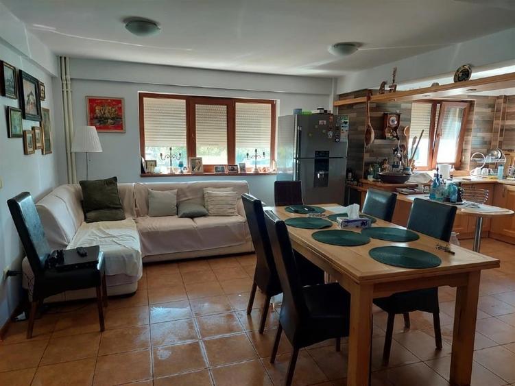 Casă individuală cu 5 camere cu Teren 10000 Mp în Colina