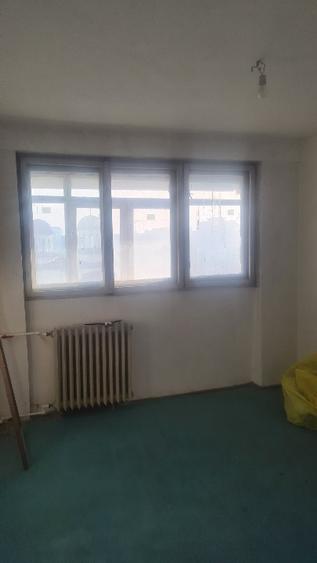 Apartament cu 3 camere decomandat în Tei