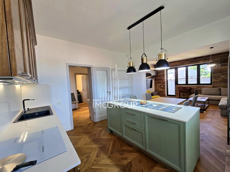 Apartament cu 4 camere semidecomandat, mobilat în Central