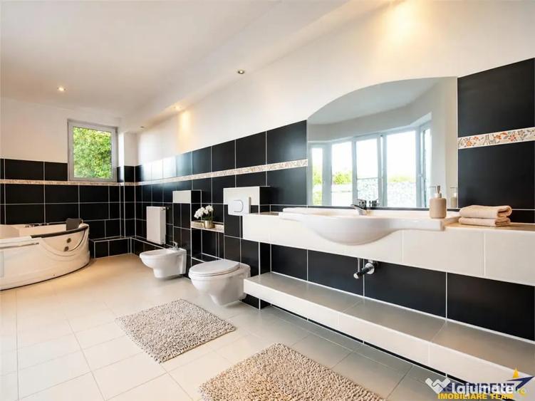 Casă cu 15 camere cu Teren 1398 Mp în Central