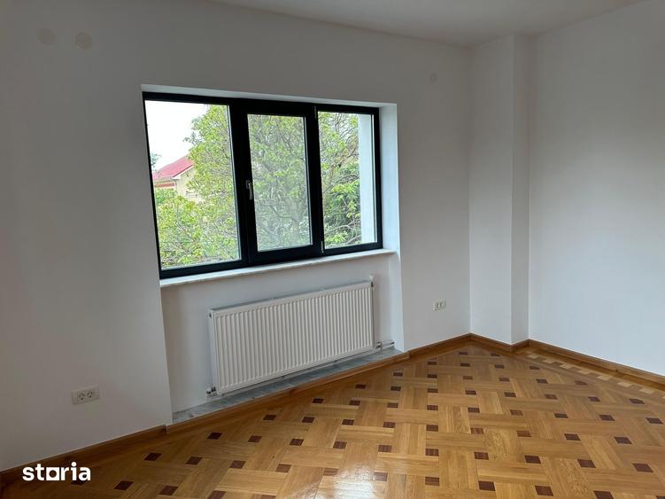 Casă cu 9 camere cu Teren 550 Mp în Drumul Taberei