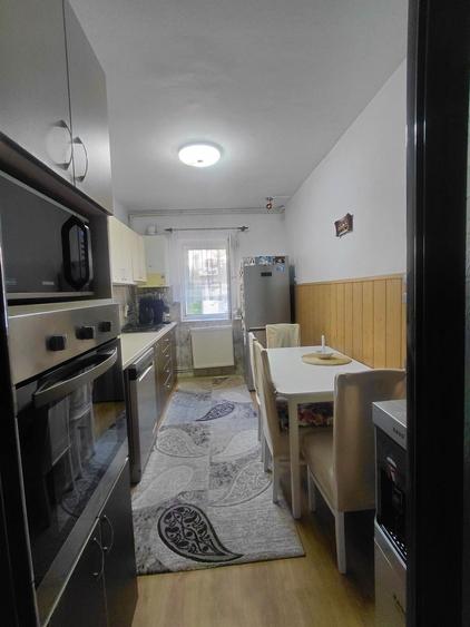 Apartament cu 4 camere decomandat în Vitrometan