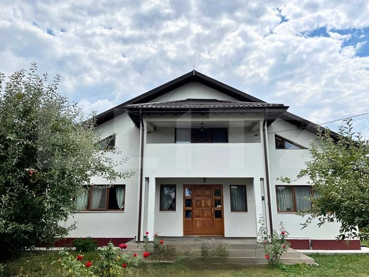 Casă individuală cu 8 camere cu Canalizare în Dumbrava