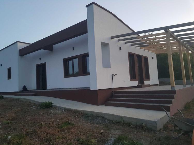 Casă cu 4 camere în Tomești