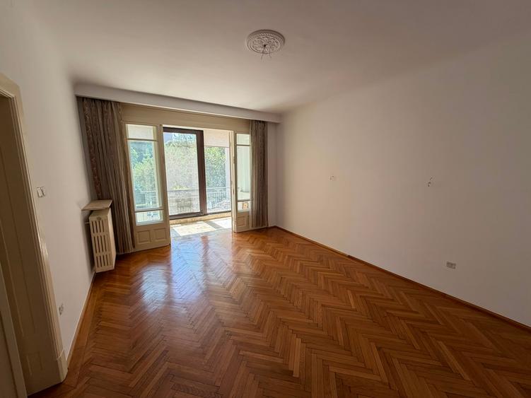 Apartament cu 4 camere semidecomandat în Universitate