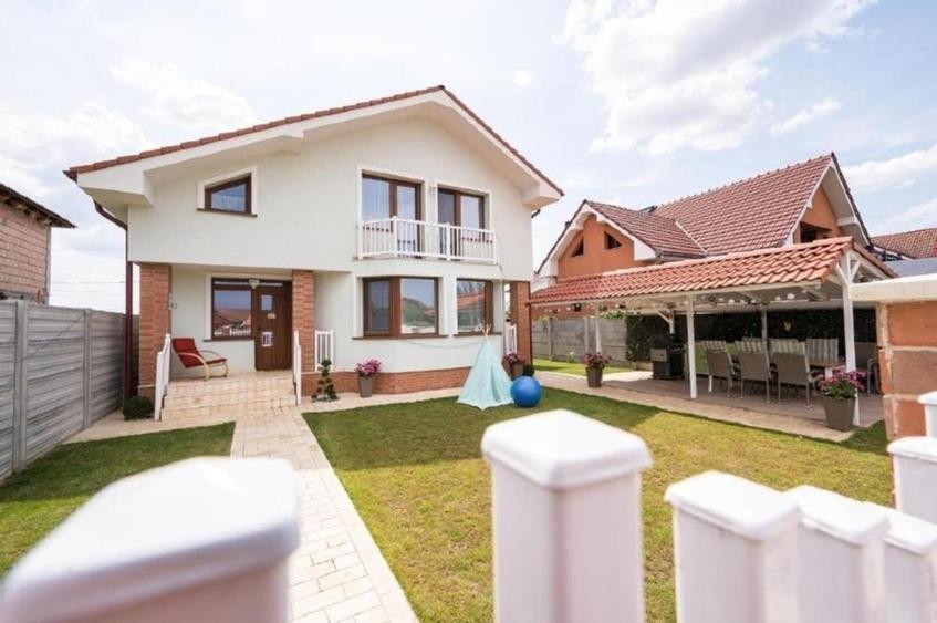 Casă individuală cu 5 camere cu Canalizare în Haieu