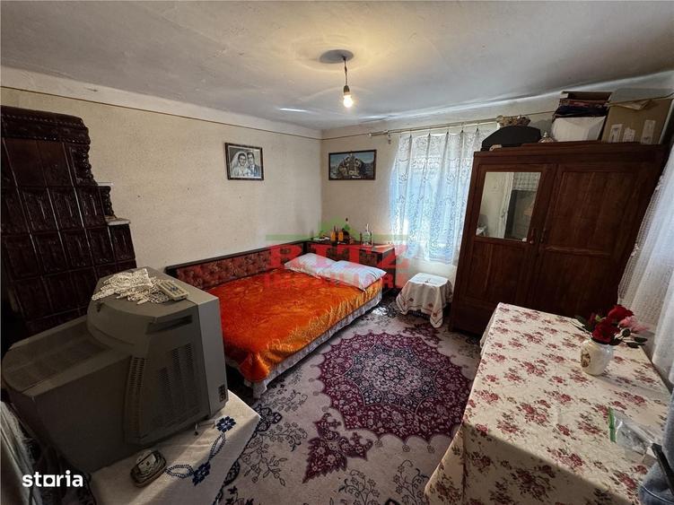 Casă cu 4 camere în Osica de Sus