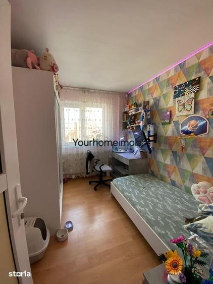 Apartament cu 3 camere semidecomandat în Craiovița Nouă
