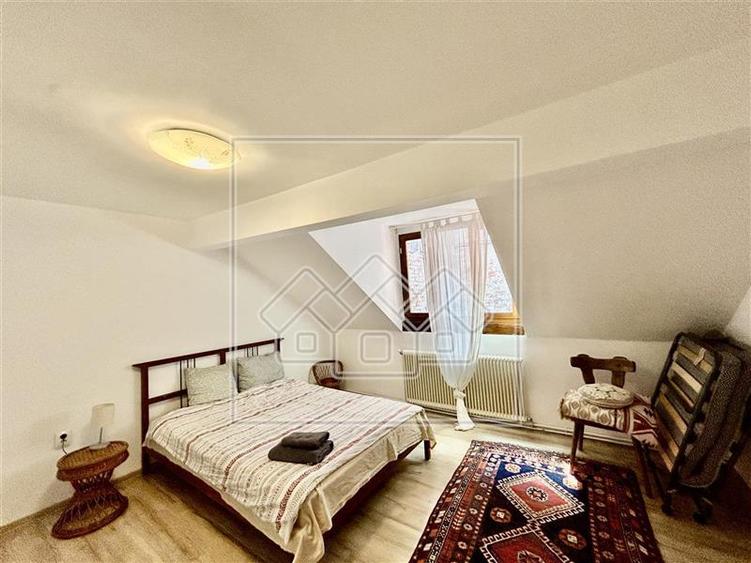 Duplex cu 6 camere cu Canalizare în Central