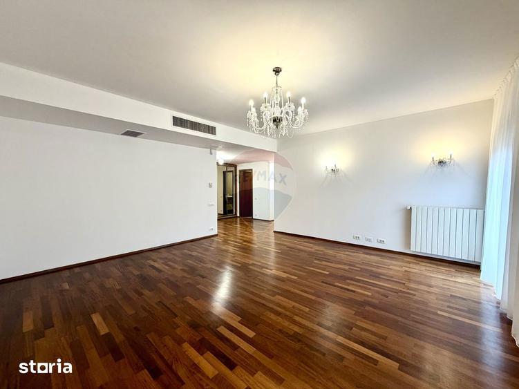 Apartament cu 4 camere semidecomandat, mobilat în Băneasa