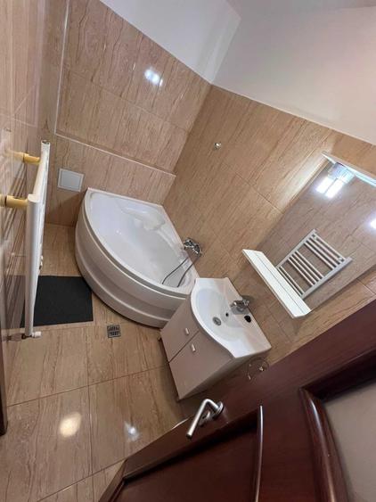 Apartament cu 3 camere semidecomandat în Dobroești