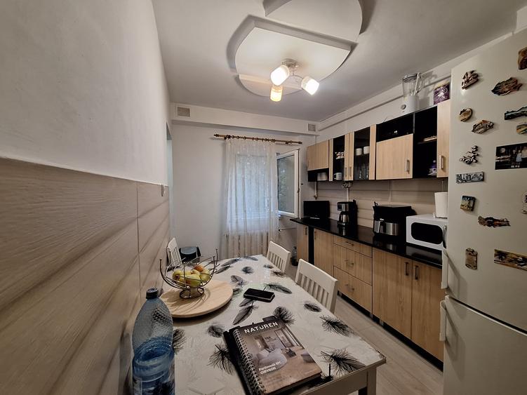Apartament cu 3 camere semidecomandat, mobilat în Lipovei