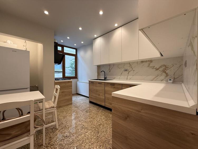 Apartament cu 3 camere semidecomandat, mobilat în Capitale