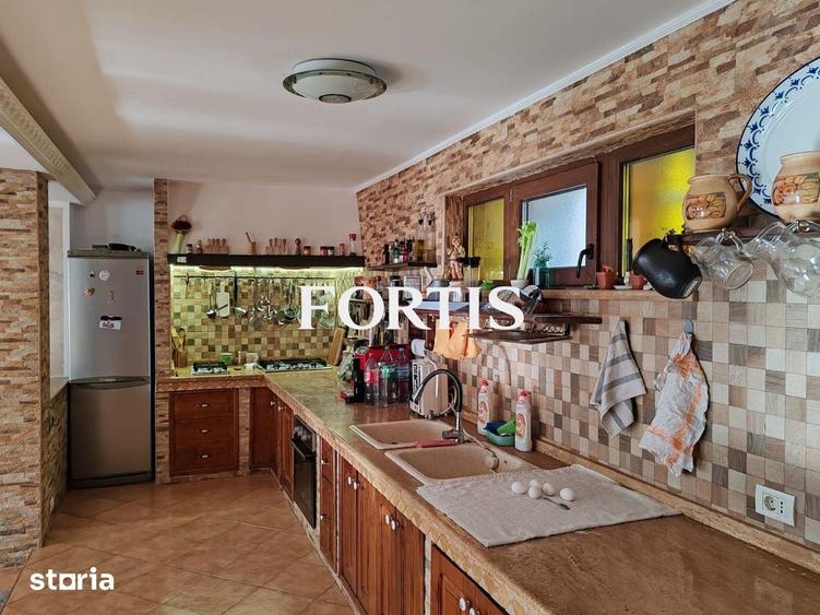 Casă cu 8 camere cu Teren 1600 Mp în Mândra