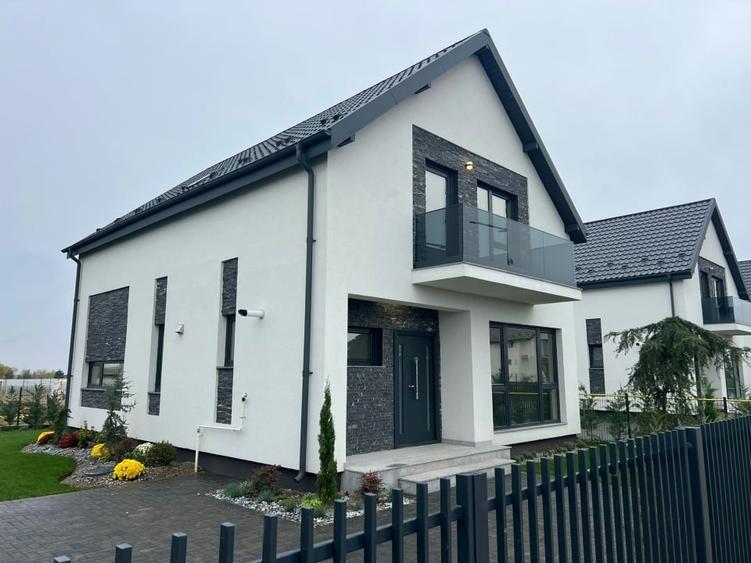 Apartament cu 4 camere decomandat, mobilat în Strejnicu