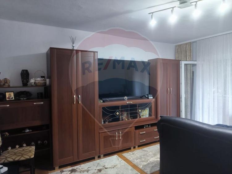 Apartament cu 3 camere decomandat, mobilat în Micălaca
