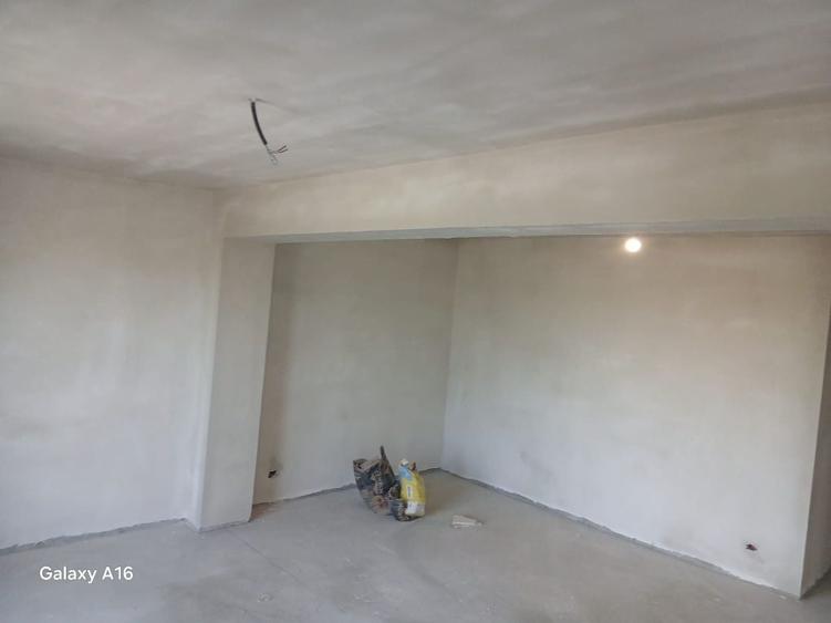 Apartament cu 3 camere decomandat în Exterior Vest
