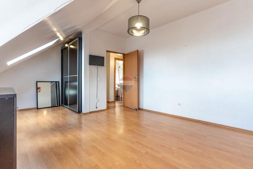 Apartament cu 4 camere semidecomandat, mobilat în Europa