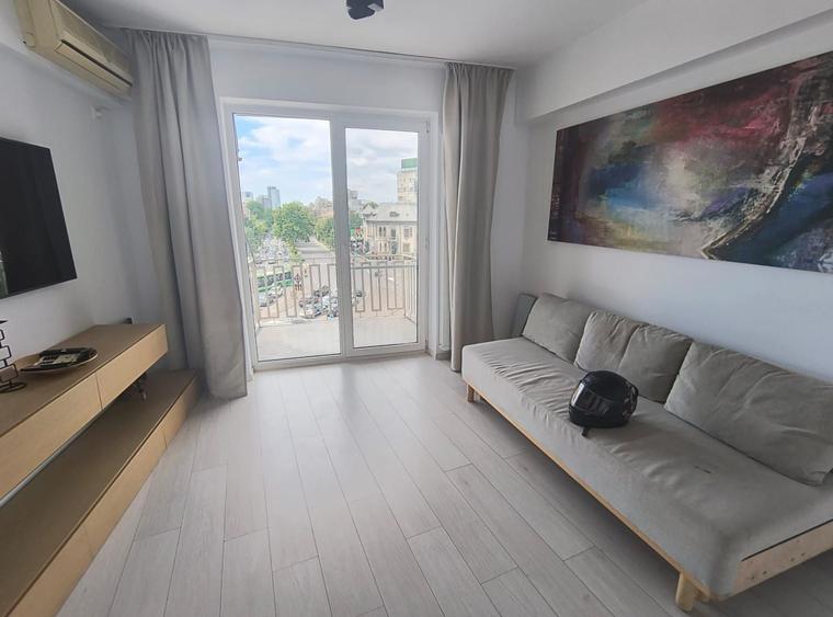 Apartament cu 3 camere semidecomandat, mobilat în P-ța Romană