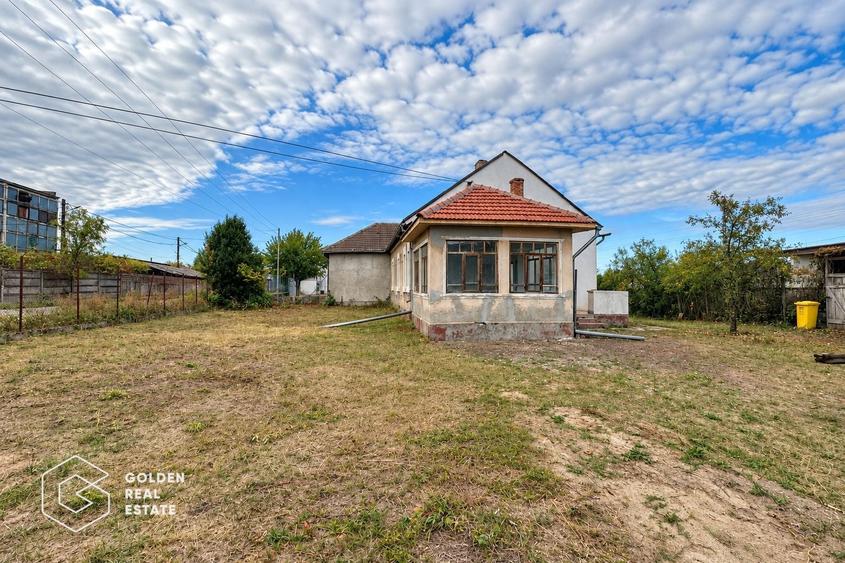 Casă individuală cu 4 camere cu Teren 1555 Mp în Central