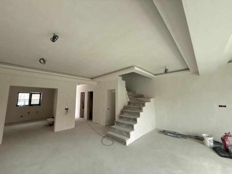 Duplex cu 5 camere cu Canalizare în Central