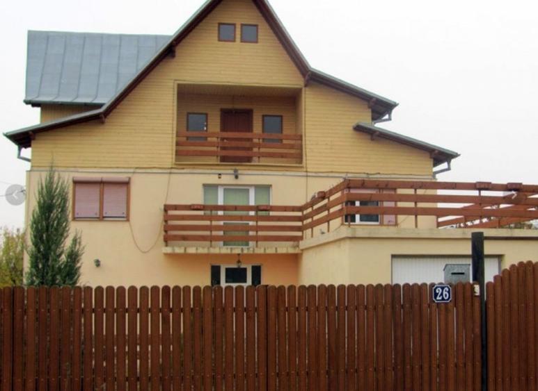 Casă individuală cu 6 camere cu Teren 1617 Mp în Periferie